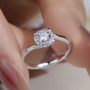 Bague de fiançailles en platine avec diamant rond taille brillant et serti halo, style classique, pour femme, certifiée IGI - Product Image 6