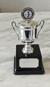 ถ้วยรางวัลรูปดาวสีทองทันสมัย ดีไซน์ลายเส้นโค้งงอ ดีไซน์เรียบหรูและพรีเมียม มีจำหน่ายในราคาขายส่ง - Product Image 4