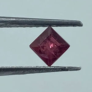 Gema de Espinela Natural Roja Facetada con Corte Cojín para Anillos, Colección de Joyería de Diseño Hecha a Mano, Gema Suelta R.K. GEMS JEWELLERY - Product Image 1