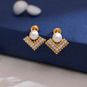 ต่างหูรูปมงกุฎหินสีขาวทองรูปตัววี - Product Image 3