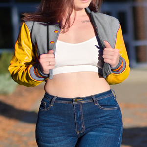 Chaqueta Corta Estilo Universitaria para Mujer, Color Gris y Amarillo, Estilo Bomber, Mangas de Cuero Sintético, Ropa Exterior Informal, Moda Femenina - Product Image 2