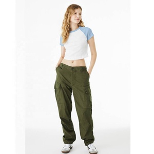 Camiseta Corta Raglán para Mujer, Corte Ajustado, Algodón, Manga en Contraste, Estilo Casual Y2K, Moda Urbana - Product Image 2