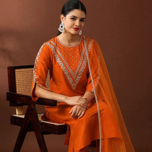 Elegante Conjunto de Kurta y Pantalón Romano Bordado con Dupatta de Seda Organza - Product Image 1