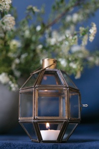 Lanterne en verre multi-panneaux avec support en laiton pour bougies, vente en gros, MOQ pour la décoration de la maison et de mariages - Product Image 3