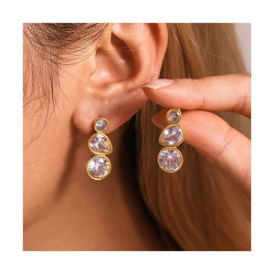 ต่างหูทรงหยดน้ำประดับเพชรซิคอนทรงลูกแพร์ ดีไซน์ทันสมัย ทำจากเงินแท้ 925  แบบสามเม็ด  สำหรับผู้หญิง เหมาะสำหรับเป็นของขวัญหมั้นหรือของขวัญแต่งงาน - Product Image 1