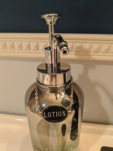 Dispensador de Jabón Clásico de Metal con Acabado Plateado, Ideal para Oficinas, Hoteles, Baños y Áreas Públicas, Soporte para Jabón Líquido - Product Image 2