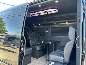 Fourgonnette utilitaire haute performance de style 3500XD, modèle 2024, propre et d'occasion - Product Image 2