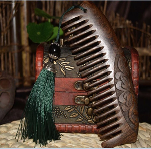 Peigne en bois sculpté foncé avec un accessoire pompon décoratif vert soyeux, disponible à prix de gros. - Product Image 1