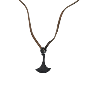 Collier pendentif en fer forgé traditionnel fait main avec lame courbée et breloque en corne, idéal pour les acheteurs d'accessoires de costumes historiques - Direct usine - Product Image 3