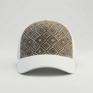 หมวกแก๊ปสีขาวตาข่ายด้านหลัง ลายเรขาคณิตสีน้ำตาลด้านหน้า ป้องกันแสงแดด สวมใส่สบาย ทันสมัย คุณภาพดี - Product Image 1