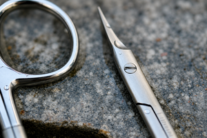 Tijeras de precisión extrafina con punta afilada para piel muerta y cutículas, con tornillo real - Product Image 3
