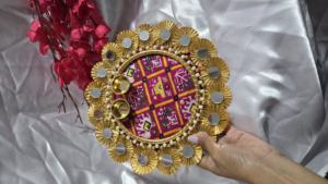 Thali Rosa Real Hecho a Mano con Trabajo de Espejo Dorado y Adornos de Perlas para Decoración Festiva, Diwali, Bodas y Rituales - Product Image 2