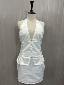Robe fourreau moderne blanche en satin, sans manches, longueur cheville, col en V, dos lacé, boutonnée sur le devant, silhouette trapèze - Product Image 2