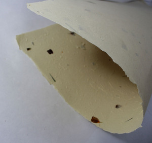 Papier de chanvre 100% recyclé 80 g/m² Feuilles de jardin ivoire Pétales de fleurs Herbe hachée fine Moucheté Sérigraphié Recyclable pour photos - Product Image 2
