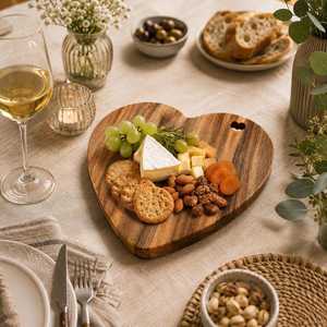Planche à charcuterie en bois de mangue en forme de cœur, plateau de service artisanal, décoration de cuisine pour la Saint-Valentin - Product Image 3