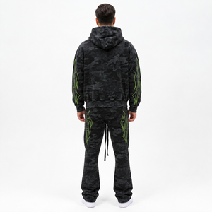 Conjunto Deportivo con Capucha para Hombre, Camuflaje Negro, Estampado de Llamas Verde Neón, Estilo Urbano, Bolsillos con Cordón, Corte Regular, 100% Algodón - Product Image 2