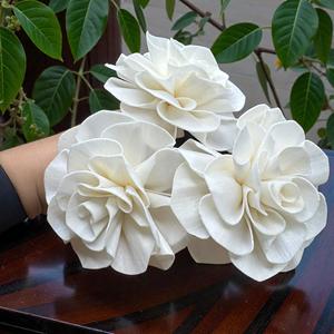 Flores de Gardenia Clásicas Blancas Sostenibles Hechas a Mano por VADEE, 8.5 CM, Varilla de Fibra de Planta de Sesbania, Hechas en Tailandia - Product Image 3