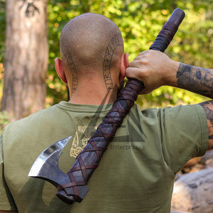 Hacha Profesional de Alta Calidad con Mango de Madera y Hoja de Acero al Carbono y Inoxidable para Corte en Exteriores y Trabajos de Carpintería - Product Image 3