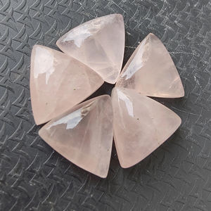 Cabujón de Cuarzo Rosa Natural en Forma de Triángulo, Piedra Suelta Calibrada para Joyería - Product Image 3