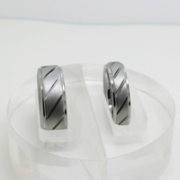 Bague en carbure de tungstène avec finition sablée et rainures diagonales, alliance étagée pour couples, bijoux tendance en gros