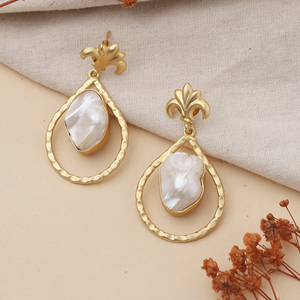 Pendientes de Perlas de Agua Dulce Doradas Mate de Lujo, Minimalistas, Elegantes y Ligeros para Mujer, Ideales para Fiestas y Bodas - Product Image 2