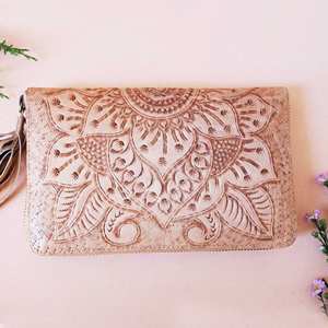 Cartera de Mano de Cuero Genuino 100% con Diseño Mandala Floral Bordado a Mano Estilo Bohemio para Mujer, con Múltiples Ranuras para Tarjetas - Product Image 1