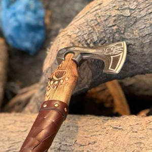 Hacha Vikinga Escandinava con Runas Nórdicas Grabadas, Cabeza de Madera, Hoja de Acero al Carbono Industrial, Diseño Tradicional, para Supervivencia y Uso en Exteriores - Product Image 4