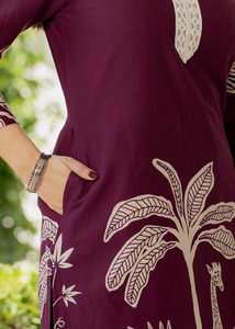 Kurta en coton pur pour femmes avec motifs ethniques imprimés et travail de broderie régulier, accompagné de pantalon - Product Image 5