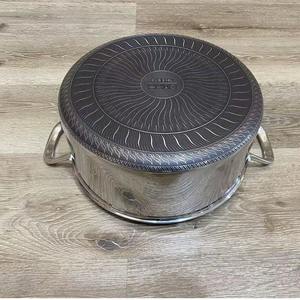 Cacerola de acero inoxidable de la más alta calidad con tapa de vidrio resistente, lo que la hace adecuada tanto para cocineros caseros como para profesionales. - Product Image 4