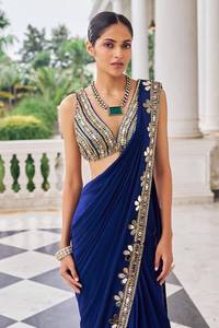 ส่าหรีผ้าจอร์เจตต์สำเร็จรูปพร้อมงานกระจกแท้ – ส่าหรีสำเร็จรูปสำหรับงานปาร์ตี้ ดีไซน์เนอร์ออกแบบ พร้อมเสื้อสำหรับผู้หญิง - Product Image 2