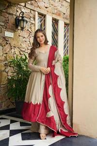 Conjunto de Kurta y Palazzo Beige y Marrón para Mujer con Dupatta, Vestido Largo con Volantes para Fiesta, Estilo Tradicional Romano de Seda - Product Image 1