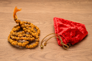 Auténtico Rosario de Madera de Tulsi Hecho a Mano, Collar Espiritual con Cuentas Sagradas para Meditación, Yoga y Prácticas Devocionales - Product Image 6