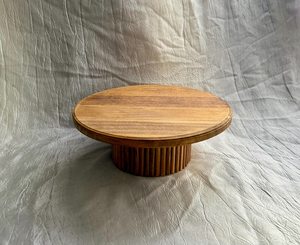 Support à gâteau minimaliste en bois, forme ronde, plateau de service fait main, présentoir à dessert réutilisable pour la cuisine - Product Image 1