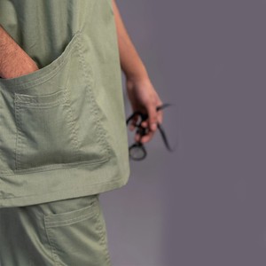 Conjunto de uniforme médico para hombre: camiseta con cuello en V y pantalón, de tela tejida de algodón y poliéster, con detección de agujas - Product Image 5