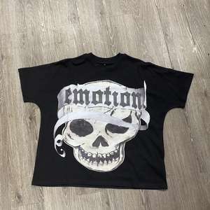 Camiseta Oversize de Streetwear para Hombre con Estampado Gráfico de Cupido y Diseño de Calavera, Manga Corta, Cuello Redondo, Ajuste Holgado, Estilo Hip Hop - Product Image 3