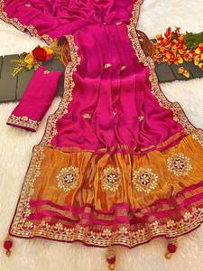 Conjunto de sari indio-pakistaní bordado en morado, tipo seda, con borde floral y borlas. - Product Image 4