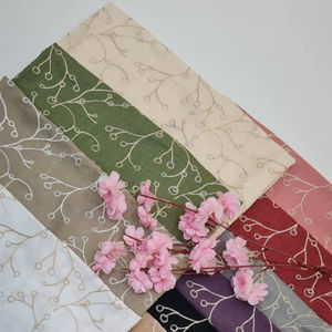 Elegante chal de moda con bordado floral y encaje en tela de lino y algodón, 12 colores, detalles de encaje en el borde, borde deshilachado delicado. - Product Image 1