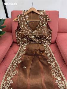 Magnifique ensemble sari et chemisier en soie Barbari, dernier cri, avec broderies et sequins, fournisseur de Surat, exportateur de mode féminine. - Product Image 5