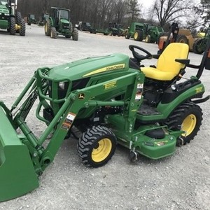 Tractor de Ruedas John Deere 1025R Usado de Alta Calidad con Cabina, Motor a Gasolina Autopropulsado, Multifuncional, en Buenas Condiciones - Product Image 1