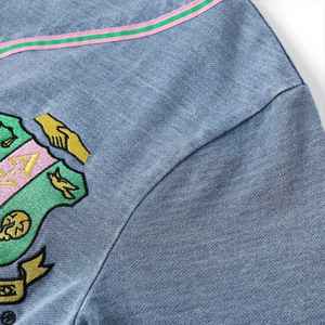 Camiseta de Béisbol de Mezclilla AKA para Mujer, con Letras Griegas Bordadas, Cierre de Botones, Deportiva, de Primera Calidad, Informal - Product Image 3