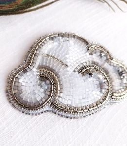 Broche de Diseño Bordado con Cuentas, Pin de Solapa Floral Hecho a Mano, Broche de Lujo con Cristales y Bordado de Cuentas Hecho a Mano - Product Image 4