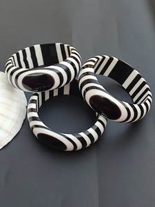 Bracelets en résine rayés noir et blanc, forme ronde, bijoux faits à la main, bracelets de mode unisexes, cadeaux et artisanat - Product Image 2