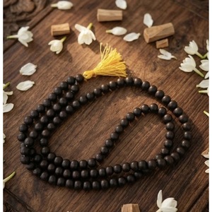Pulsera Mala de 108 Cuentas Sagradas Hechas a Mano - Joyería Espiritual Karungali (Jaipur, India) - Product Image 2