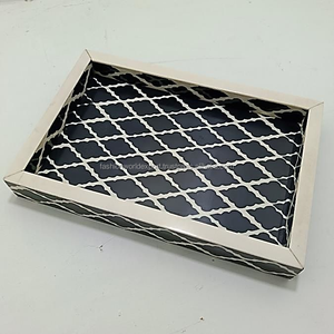 ถาดเสิร์ฟเรซินรูปสี่เหลี่ยมขนมเปียกปูนสีดำทำด้วยมือตกแต่งอย่างหรูหราเป็นมิตรต่อสิ่งแวดล้อมและยั่งยืนในอินเดีย - Product Image 2