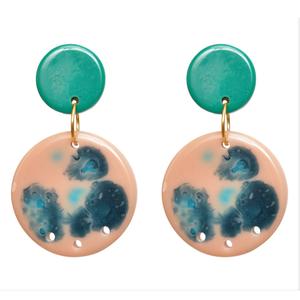 Pendientes colgantes de resina de color personalizados de lujo hechos a mano para mujer, accesorios de moda altamente pulidos de alta calidad de la India - Product Image 1
