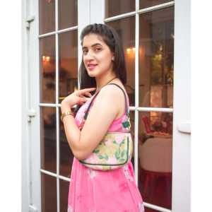 Robe trapèze rose bonbon tie-dye à volants, taille XS, en mousseline respirante avec taille naturelle - Product Image 2