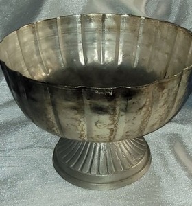 Bol sur piétement en métal argenté de luxe moderne pour la décoration de fêtes et de la maison - Écologique, compatible lave-vaisselle, léger - Product Image 1