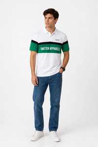 Polo de Manga Corta para Hombre, Color Blanco con Bloques de Color, Rayas Verdes y Estampado de Letras - Product Image 1