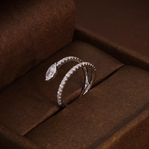 Anillo con Diamantes Creados en Laboratorio, Corte Marquesa y Redondo, Diseño Minimalista, Anillo con Diamantes Certificados, Oro de 18K y Platino, Joyería Fina Elegante - Product Image 2