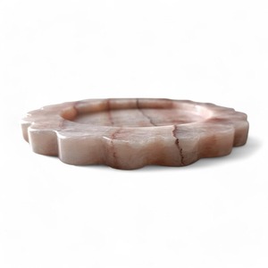 Plateau de service unique en résine, conçu pour une présentation élégante des aliments, une décoration intérieure et une utilisation quotidienne fonctionnelle à la salle à manger - Product Image 1